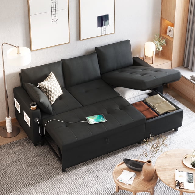 YODOLLA Sofa Canapé-Lit, un -Lit 3-en-1 Noir au design Moderne Mi-Siècle. Ce Canapé Sectionnel en L Présente un Lit Escamotable, un Compartiment de Rangement de 4,4 Pi3 pour Oreillers Ou Couvertures, et des ports USB Intégrés, des Porte-Gobelets et des Poches de Rangement Latérales. le Sofa Est Rembourré en Tissu Résistant aux Taches avec des Coussins Profonds pour le Confort et une Capacité de Poids de 900 Lb. Présenté dans un Décor de Salon Douillet avec une Lampe, une Oeuvre Murale et une table Basse.