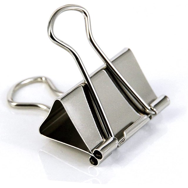 Biinggo Pinces pour Reliure, Noir, 20 Unités. Vue Gros Plan d'Un Grand Pince pour Reliure Noire d'Une Largeur de 1,25 Po et d'Une Capacité de 1 Po, avec un Corps Noir Triangulaire et des Bras Argentés en Acier Trempé durable et Résistant à la Rouille. Idéal pour Sécuriser de Grandes Piles de Papier, Organiser des documents Ou Sceller des Sacs. Convient au Bureau, à la Maison et à l'École.