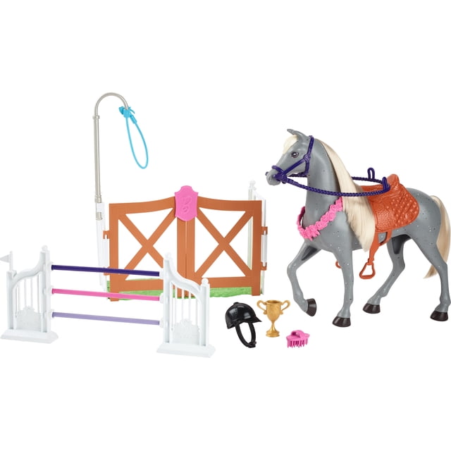 Barbie Ensemble de Jeu d'Écurie pour Chevaux du Monde avec Cheval Jouet, Saut et Accessoires, Ensemble de 7 Pcs Comprenant un Cheval Jouet Gris avec une Crinière blonde Douce, une Selle orange et des Rênes Violettes, une Porte d'Écurie Brune avec un Emblème Barbie Rose, un Cheval Blanc Qui Saute avec des Barres Violettes, Roses et Lavande, plus un Casque d'Équitation Noir, un Trophée Doré et une Brosse Rose, Idéal pour les Ensembles de Jeu de Poupées et le Jeu de Rôle de Soins aux Chevaux.