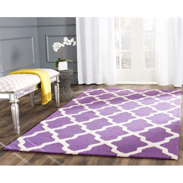 Safavieh Cambridge Tapis Géométrique Liam en Violet avec Motif Treillis Blanc, Laine Tuftée à la Main Présentant des Poils Coupés en Peluche et une texture de Boucles Haute/basse, Exposé sur un Plancher de Bois Franc dans une Pièce Éclatante avec des Rideaux Blancs, un Banc Miroir avec un Jeté Jaune et une table d'Appoint avec des Orchidées Blanches, Idéal pour Ajouter un style Américain Moderne aux Espaces de la Maison Ou du Bureau.