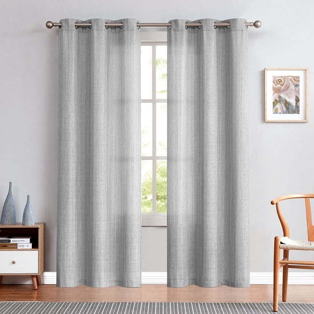 Curtainking Rideaux Texturés en Lin 84 Pouces en Gris Pâle, Présentés dans un Décor de Salon. l'Ensemble Comprend Deux Draperies Filtrant la Lumière avec une texture en Lin Semi-Transparente, Chaque Panneau Mesurant L38Xh84 Pouces, pour une Largeur Totale de L76Xh84 Pouces. les Rideaux Présentent des Oeillets Argent Mat Qui Conviennent aux Tringles jusqu'à 1,6 Pouce de Diamètre. la Conception Permet à la Lumière Naturelle de Filtrer Tout en Conservant l'Intimité, les Rendant Adaptés aux Chambres,