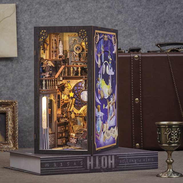 Tradeopia Casse-Tête en Bois 3D Nébuleuse Salle Commune Bricolage Kit de Coin Livre Affichant une Chambre miniature Détaillée à Thème Céleste avec 350 Pcs en Bois, des Étoiles Lumineuses, des motifs de Nébuleuse et une Déco Cosmique Illuminée par une Lumière d'Ambiance Douce, Ensemble sur un Livre avec Valise vintage et Gobelet à Proximité.