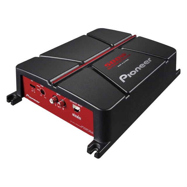 Pioneer Electronics of Canada Inc Pioneer GM-A3702 Amplificateur Pontable à 2 Canaux Montré dans une Vue Inclinée 3/4 avec un Boîtier Texturé Noir et un Panneau Latéral Rouge. le Panneau Supérieur Affiche le logo Pioneer et le Texte « Puissance Maximale 500 W ». le Panneau Latéral Présente des ports d'Entrée RCA Gauche et Droit, une Entrée de Haut-Parleur, un Bouton de Contrôle de gain et un Commutateur de Filtre Passe-Bas. Convient aux Systèmes audio de Voiture,