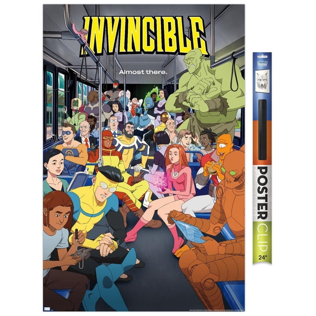 Invincible : Saison 2 - Affiche Murale « Bus One Sheet », 22,375 Po x 34 Po, Représente un Intérieur d'Autobus Animé et vibrant, Rempli de Divers Superhéros en costumes Colorés, Incluant une Grande Figurine Musculaire Verte Debout et une Figurine Robotique orange Assise Lisant un Appareil, avec le Titre Audacieux Jaune « Invincible » et le Texte « Presque Là. » Ci-Dessus, Convient à la Déco Maison et à l'Art Mural.