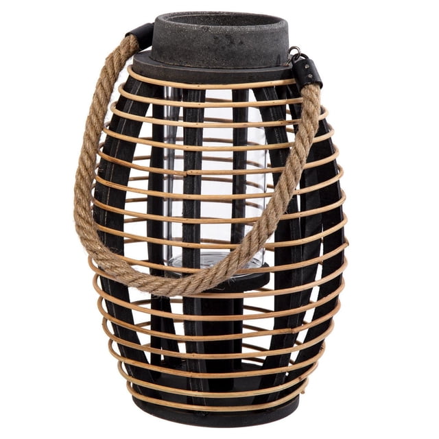 Truu Design Porte-Bougie Lanterne Rustique en Rotin avec Cadre en Bois Noir Enveloppé de Lanières en Rotin Naturel, Contenant un Compartiment à Bougie en Verre Transparent, Surmonté d'Un Rebord en Bois Foncé et d'Une Poignée en Corde de jute, Mesurant 7,5 Pouces de Diamètre par 11 Pouces de Hauteur, Convient à une Utilisation Intérieure et Extérieure et Est Souvent Utilisé comme accent Décoratif.