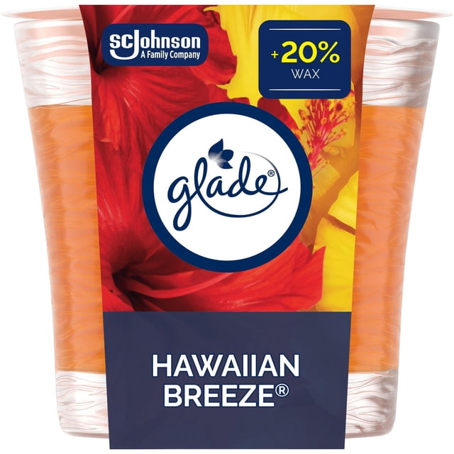 Glade® Bougie Parfumée Désodorisant d'Air, Brise Hawaïenne, Pot en Verre Transparent avec Cire orange, Présentant une Étiquette avec des Fleurs d'Hibiscus Rouges et Jaunes, le logo Glade en Cercle Blanc avec Bordure Bleue, et un Insigne Bleu Indiquant +20 % de Cire, Conçu pour Remplir les Pièces d'Un Parfum Désodorisant tropical.