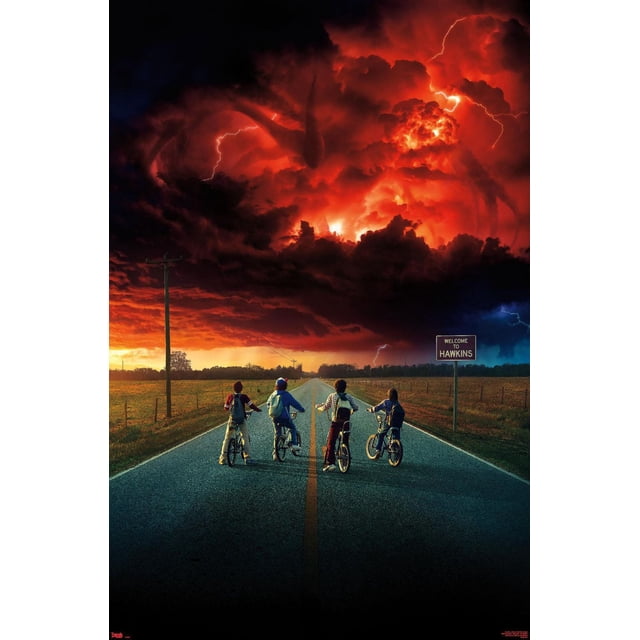 Netflix Stranger Things : Saison 2 - Affiche Murale d'Art Clé, 22,375 Po x 34 Po Encadrée Montrant Quatre Enfants à Vélo sur une Route Rurale Face à un Ciel Orageux Rouge Foncé avec des Éclairs et une Grande Figurine de Monstre Ombragé dans les Nuages, à Côté d'Un Panneau « Bienvenue chez Hawkins », Convient comme Art Mural Ou Déco de Chambre pour les fans.