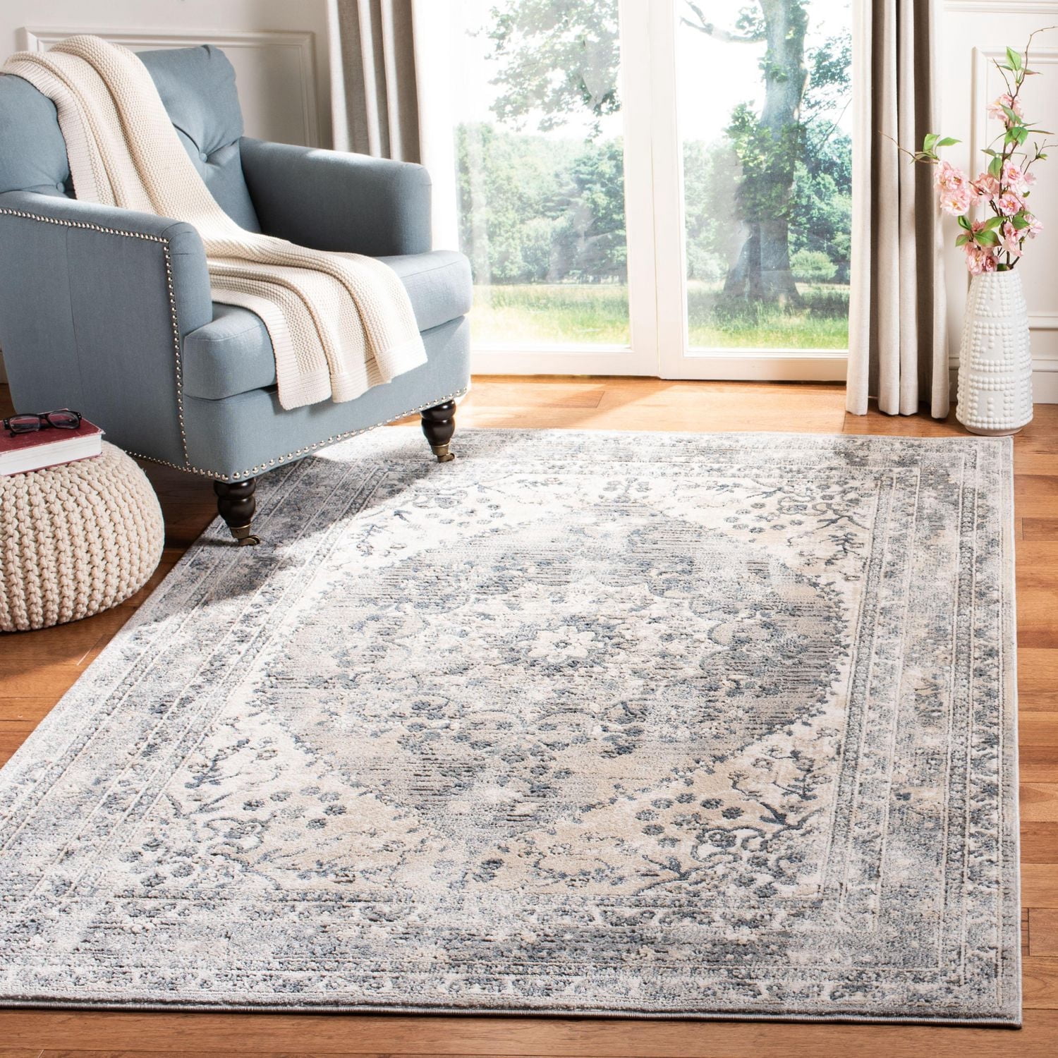 SAFAVIEH Oregon Gertrude Distressed Traditional Area Rug