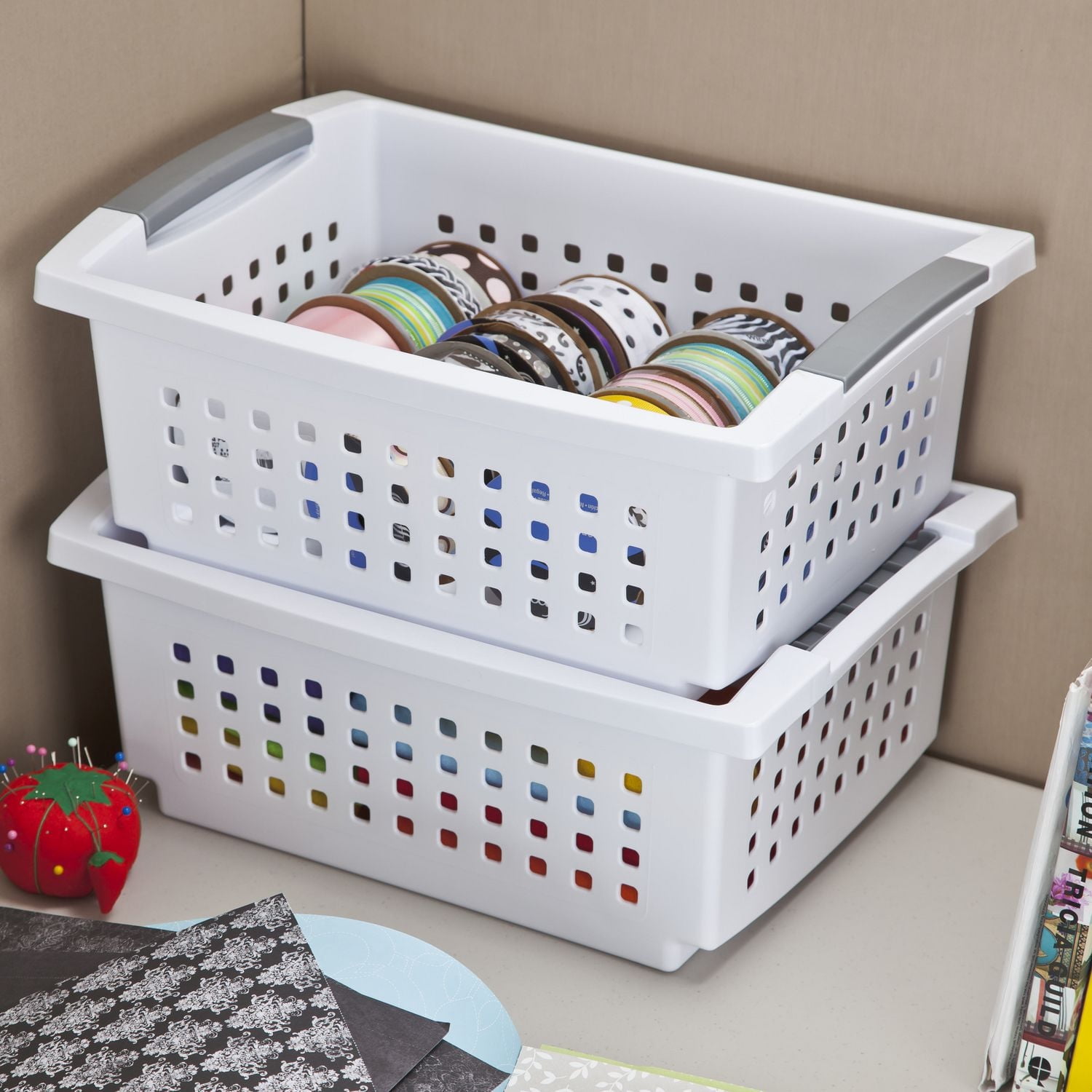 Panier empilable moyen de Sterilite en blanc