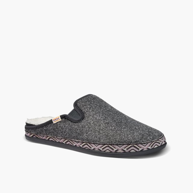 Reef Women Cushion Homey Snuggles Black Night Shoe, une Pantoufle et une Chaussure Hybrides avec une Semelle Intérieure Douillette Doublée en Fausse Peau Lainée et une Tige en Feutre de Laine 100 % Recyclée dans un Ton Gris Foncé. la Conception à Enfiler Comprend une Bordure à Motifs le Long de la Semelle et une Petite Étiquette logo Reef sur le Côté.