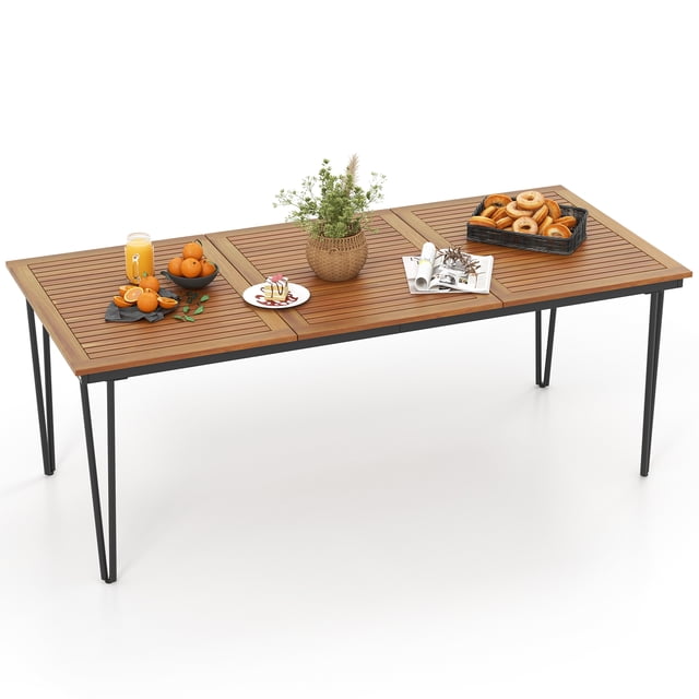 Costway Table à Manger d'Extérieur de 79 Pouces Table de Patio pour 8 Personnes avec Trou pour Parasol de 1,9 Pouces. Cette Table Rectangulaire Présente un Plateau à Lattes en Bois d'Acacia Naturel avec une Épaisseur de 0,7 Pouces, Soutenue par un Cadre en Métal Noir Enduit de Poudre avec supports Triangulaires et Barres Transversales pour la Stabilité. Conçue pour une Utilisation Extérieure Ou Intérieure, Elle Comprend des Patins de Pieds Ajustables pour les surfaces Irrégulières et un Trou pour Parasol de 1,9 Pouces pour les Parasols de Patio Standards. la Table Mesure 79"L x 35,5 Pouces