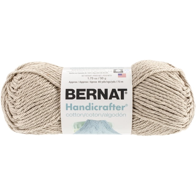 Bernat® Handrafter® Fil, Coton #4 Moyen, 1.75oz/50g, 80 Yards Vue Orientée vers l'Avant d'Une Pelote de Fil de Coton Bernat Handrafter Enveloppée de 50g avec l'Étiquette visible; Poids worsted #4 Moyen Coton, texture Lisse Plissée et Calibre/entretien Étiqueté, Recommandé pour la Cuisine en Tricot et crochet et la Déco de la Maison comme Lavettes, Maniques et afghans, et Souvent Utilisé pour de Petits Jouets amigurumi