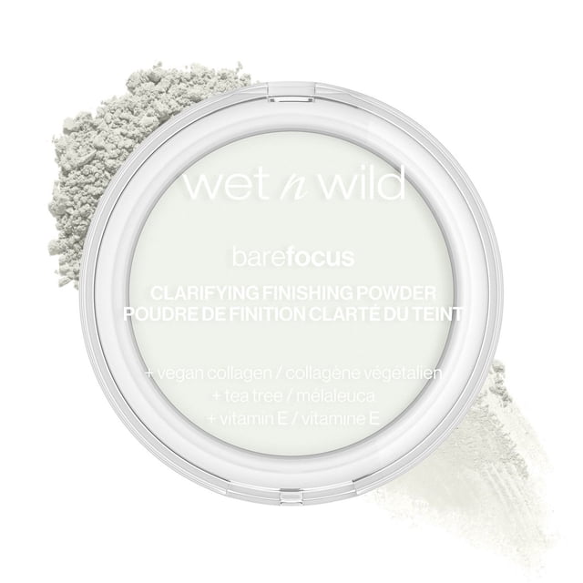 Bare Focus Poudre de Finition Clarifiante par wet n wild en un compact Rond Clair avec Poudre Translucide Blanche, Formulée avec du Collagène Végétalien, de l'Arbre à Thé et de la Vitamine E pour une Finition Mate et une Fixation du Maquillage, avec Poudre Dispersée sur un Fond Blanc.