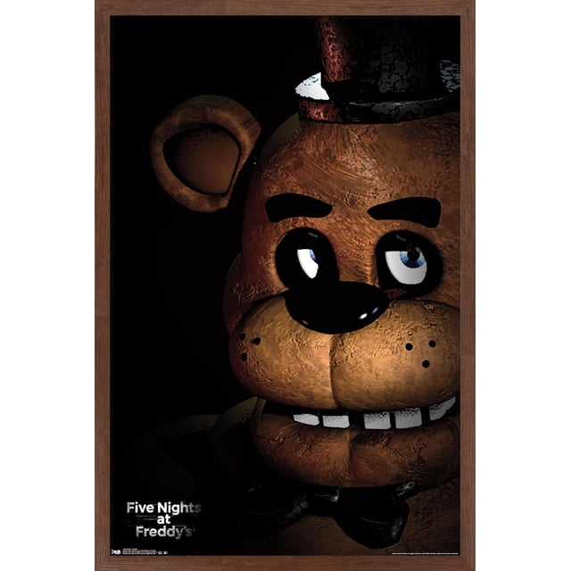 Five Nights at Freddy's - Affiche Murale Freddy, 14,725 Po x 22,375 Po Présentant un Gros Plan Centré du Visage Animatronique de Freddy Fazbear avec une Fourrure Brune Texturée, un Haut-de-Forme Noir et des Yeux Bleus sur un Fond Sombre, Encadrée en Bois, Convient pour Décorer des Chambres, des Bureaux Ou des Salles de Jeux.