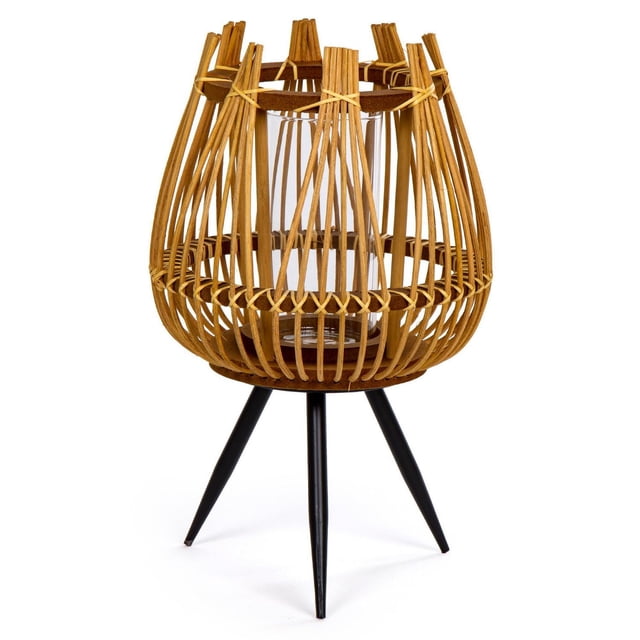 Truu Design Porte-Bougie Décoratif en Bambou pour Plancher avec Pattes en Forme de Goutte avec Lattes Verticales en Bambou et Détails Tressés, Supporté par Trois Pattes en Métal Noir, Contenant un Porte-Bougie en Verre Transparent à l'Intérieur, Convient à l'Éclairage d'Ambiance Intérieur Ou Extérieur.