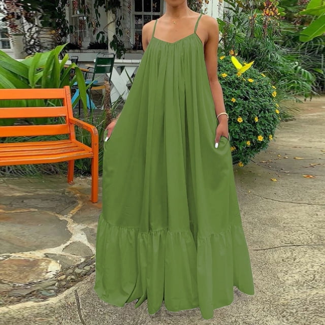 Meichang Robes Maxi pour Femmes 2024 Robe d'Été Grande Taille au design Fluide et Évasé de Couleur Unie Verte. Présente une Coupe Ample, des Bretelles cami, une Jupe à Étages et des Poches Latérales. Parfaite pour les Sorties Estivales Décontractées, les Tenues de Plage Ou les Promenades au Jardin, Incarnant un style boho. Présentée dans un Cadre Extérieur avec de la Verdure et un Banc orange Vif.