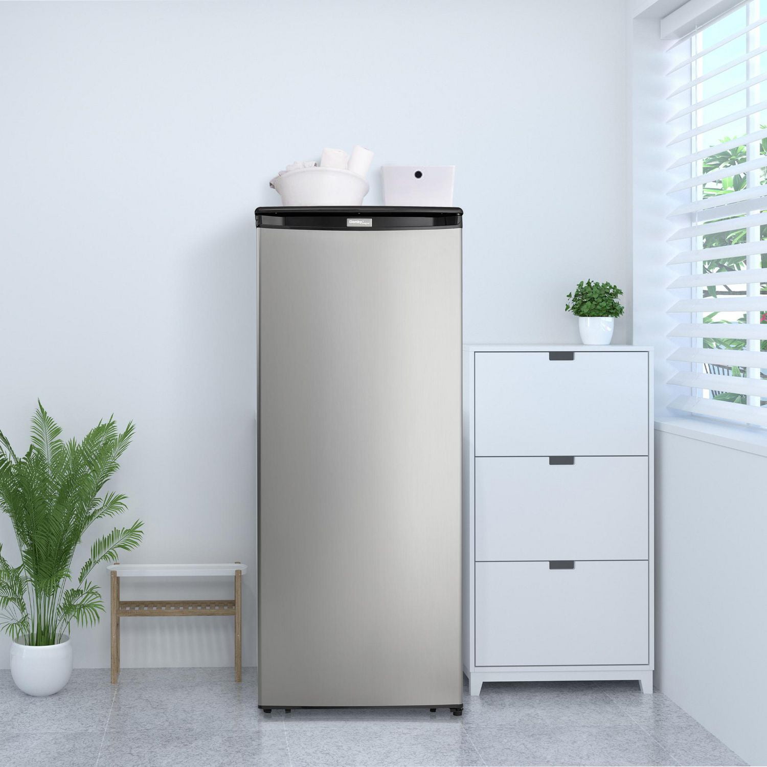 Congélateur vertical de 8,5 pi3 en acier inoxydable Danby Designer DUFM085A4BSLDD