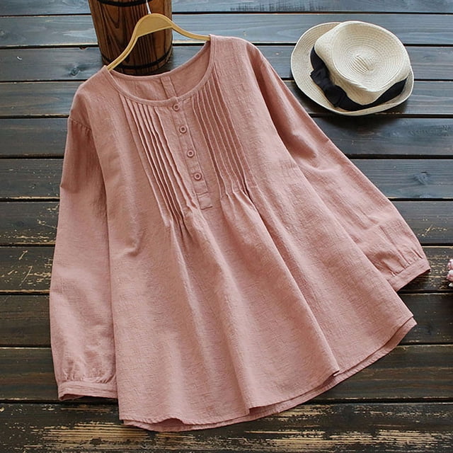CEHVOM Blouse pour Femmes d'Été, Mode Décontractée Ample en Lin Uni à Manches Longues, Col Rond, en Rose Doux, Affichée à Plat sur une surface en Bois. la Blouse pour Femmes Présente des Détails Plissés, des accents de Boutons et une Coupe Décontractée avec Manches Longues. Faite de Lin, Idéale pour un Usage Décontracté et Quotidien au Printemps, en Été et en Automne.