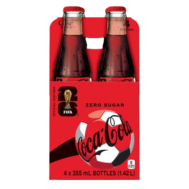 Coca-Cola Verre Zéro 4 X 355 ml, Lot de Quatre Bouteilles en Verre Transparent, Vue Orientée vers l'Avant Montrant des Étiquettes Zéro Rouge et Noir Coca-Cola avec Texte visible « Zéro Sucre » et « 0 Calorie »; Convient au Service à Froid et Est Souvent Utilisé comme Mélangeur pour des mocktails Zéro Sucre.