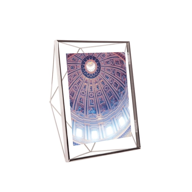 Umbra Prisma Cadre photo Chromé avec un design Géométrique en Treillis Métallique Qui Fait Flotter une photo entre Deux Panneaux de Verre. le Cadre Se Tient Incliné, Affichant une photo d'Un Plafond Dôme Orné, Convient à l'Affichage Mural Ou de Table dans la Déco de la Maison et les Cadres Muraux.