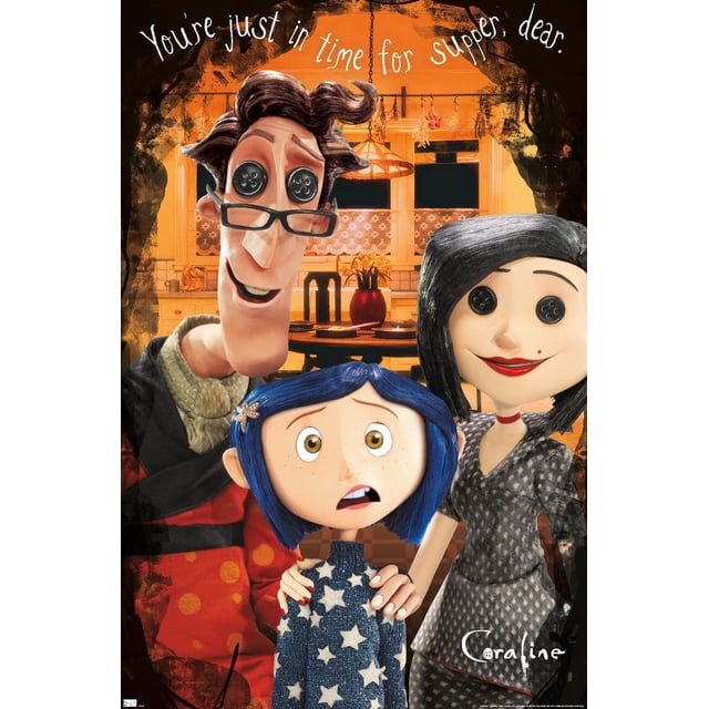 Coraline - Autre Affiche Murale Familiale Représentant des Personnages Animés dans une Cuisine Chaleureusement Éclairée. la Fille aux Cheveux Bleus dans un Chandail à Motif d'Étoiles a l'Air Anxieuse, Encadrée de Deux Adultes en Tenues Rouges et Grises. l'Affiche Présente la phrase « Tu Es Juste à l'Heure du Souper, Chère, » Idéale comme Impression Artistique Brillante pour la Déco de la Maison.