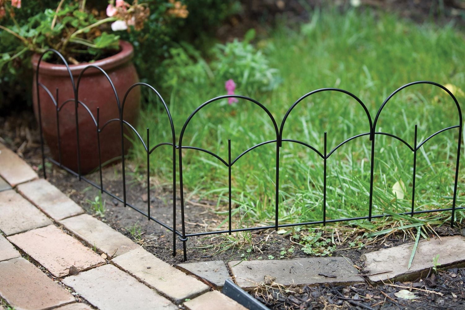 Section de clôture de bordure de jardin Panacea en acier noir à triple arche 14 po H x 18 po L