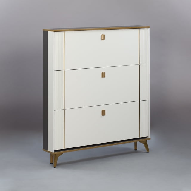 SOCE042 - Armoire à Chaussures Mince Moderne Minimaliste en Matériau MDF durable, Présentant une Finition Blanche Épurée avec accents Dorés et un design Mince et Gain de Place. l'Armoire Comprend Trois Compartiments avec Poignées Dorées, Idéale pour Organiser les Chaussures dans les Entrées, les Chambres Ou les Espaces Compacts. Soutenue par des Pieds Inclinés Dorés pour une Esthétique Moderne.