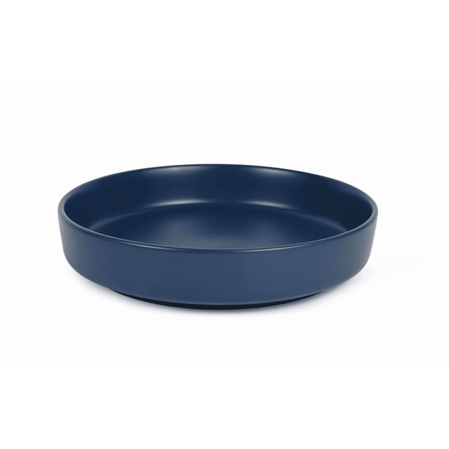 Mainstays Alessandra Bol à Souper Rond en Grès Bleu Mat, Bol à Souper Rond en Grès Bleu Mat Orienté vers l'Avant avec Fini Texturé Lisse et Rebord Neutre; Compatible Micro-Ondes et Lave-Vaisselle pour un Usage Quotidien, Montré sur une Table Légère et Convient pour Soupe, Céréales Ou pour Servir des Trempettes.