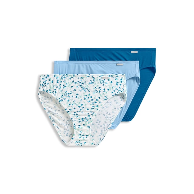 Jockey pour Femmes Supersoft Coupe Française - Lot de 3 Présentant Trois Paires de sous-Vêtements pour Femmes en Mélange de Tencel Modal. Comprend une Paire avec un Imprimé floral Bleu sur Fond Blanc, une Paire Unie Bleu Pâle et une Paire Unie Bleu Foncé. Conçu avec une Taille Pleine, une Couverture Complète et des Jambes Échancrées pour une Coupe Flatteuse.