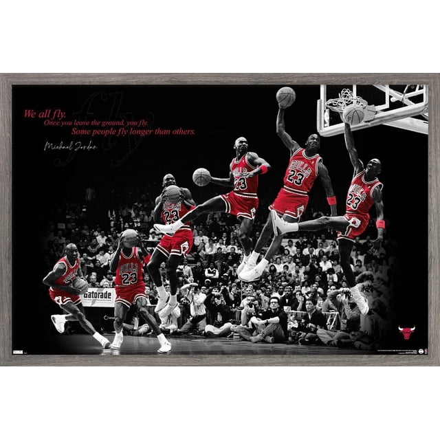 Michael Jordan - Affiche Murale Fly, 22,375 Po x 34 Po Encadrée Montrant une Séquence de Michael Jordan à Chicago Bulls Uniforme Rouge Numéro 23 Effectuant un slam dunk sur un Terrain de basketball avec une Foule et des Photographes en Arrière-Plan, Accompagnée de la Citation « We all Fly. Once you leave the ground, you Fly. Some people Fly longer than Other. » en Texte Rouge et Blanc sur Fond Noir.