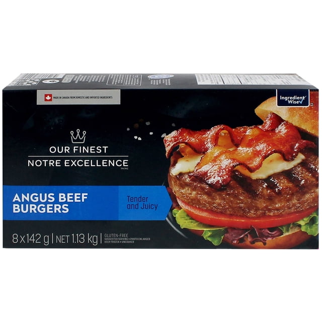 Notre Excellence Burgers de Bœuf Angus Boîte de 8 Montrant un Gros Plan d'Une Galette de Bœuf Grillée Nappée de bacon Croustillant, de Fromage Fondu, de Laitue et de Tomate sur un Petit Pain, Mettant en Valeur du Bœuf Tendre et Juteux Sans Gluten Fabriqué au Canada avec des Ingrédients Nationaux et Importés, Idéal pour le Gril Ou la Cuisson sur la Cuisinière.