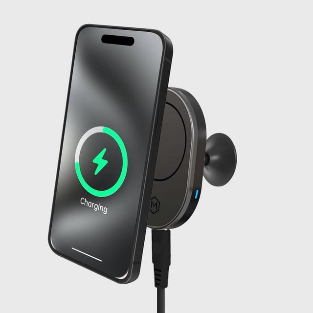 Mighty Mount Chargeur de Voiture Sans Fil MagSafe pour Tableau de Bord (Version 2.0) Montré en Utilisation avec un Téléphone Intelligent Intégré. le Chargeur Offre la Compatibilité MagSafe pour iPhone 15, 14, 13 et Séries 12, rotation à 360° pour l'Affichage de Portraits et de Paysages, et des Aimants en Néodyme N52 pour une Fixation Sécurisée sur les terrains Rugueux. Il Offre une Alimentation de 15 W pour une Recharge Rapide et un Montage adaptable pour Divers Tableaux de Bord. Conçu et