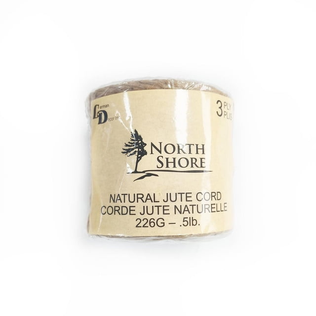 North Shore Rouleau de Corde en jute 3 Plis Enveloppé dans un Plastique Transparent avec une Étiquette beige Montrant la Marque et les Détails du Produit, Y Compris une Corde en jute Naturelle Pesant 226 Grammes (0,5 Livres), Convient à la Fabrication de Bijoux et aux Projets d'Artisanat, Affiché sur un Fond Blanc.