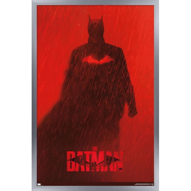 DC Comics Film The Batman - Affiche Murale Teaser Batman en une Feuille, 14,725 Pouces x 22,375 Pouces, Représentant une silhouette Noire de Batman Orientée vers l'Avant avec un Symbole de Chauve-Souris Lumineux sur Sa Poitrine sur un Fond Rouge et Pluvieux, Imprimée sur Papier d'Affiche Lustré pour art Mural et Déco, Convient à l'Encadrement Ou au Montage.