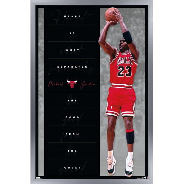 Michael Jordan - Affiche Murale Cœur, 22,375 Po x 34 Po Montrant Michael Jordan en Chandail Rouge des Chicago Bulls Numéro 23, Saut au Milieu Tirant un Ballon de basketball à Droite, avec un Panneau Noir à Gauche Mettant en Vedette la Citation « le Cœur Est Ce Qui Sépare le Bon du Grand » et le logo des Chicago Bulls.