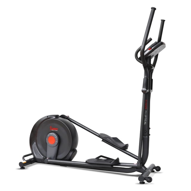Sunny Health & Fitness Power Stride Machine Elliptique Avancée - SF-E321006 en Vue Latérale avec Cadre Noir Mat et accents Rouges, Double Guidon, Grandes Pédales, Moniteur Numérique à l'Avant Vertical, et Roues de transport. Il Offre 16 Niveaux de Résistance Électronique et Connectivité Bluetooth pour Entraînements à la Maison Intelligente.