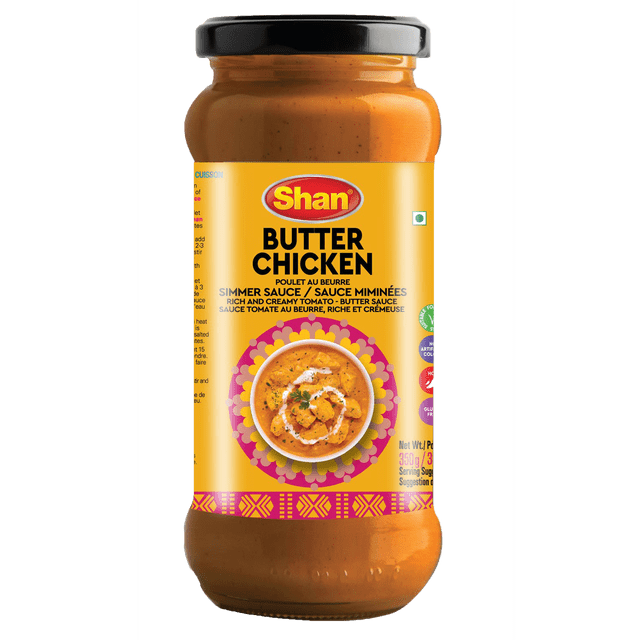 Shan Sauce de Cuisson pour Poulet au Beurre, Pot de 12.3oz (350g) avec une Étiquette Jaune Présentant le logo Shan et un Texte Noir Audacieux. l'Étiquette Montre un Bol de Sauce Crémeuse Tomate et Beurre avec des Morceaux de Poulet, Garnie de Crème et d'Herbes. Cette Sauce Mijotée Indienne Prête à l'Emploi Est Idéale pour des Repas Faciles à une Casserole avec Poulet Ou Légumes.