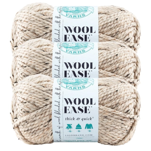 Lion Brand Wool-Ease Fil Épais et Rapide #6 Super Épais Laine Acrylique Lot de 3 Montrant Trois Écheveaux de Fil Super Volumineux Couleur Avoine avec un Mélange Doux Laine-Acrylique et texture Épaisse, Enveloppé d'Étiquettes Blanches Présentant le logo Wool-Ease et des Icônes de Calibre de Tricot, Idéal pour Chandails Chauds, Tuques et Projets pour Débutants.