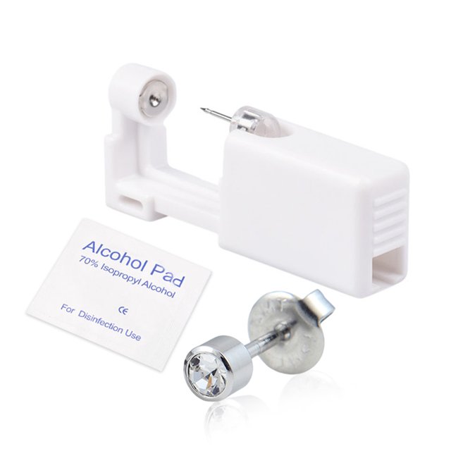Trousse de Perçage d'Oreille Sans Douleur Pistolet Perforateur Jetable pour Clou d'Oreille Outil d'Auto-percement d'Oreille avec un Pistolet de Perçage d'Oreille Jetable Blanc, une Boucle d'Oreille Clou en Acier Inoxydable Comprenant une Pierre Précieuse Transparente et un Tampon Alcool pour la Désinfection. Idéal pour les Adeptes de Bijoux Corporels, Sûr pour les Peaux Sensibles et Convient aux Utilisateurs pour la Première Fois Ou aux Professionnels.