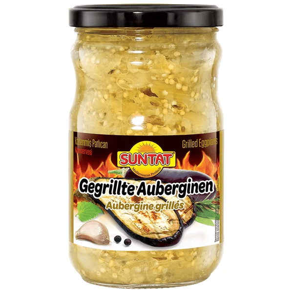 Suntat Aubergine Rôtie Pot de 660 g Contenant des Morceaux d'Aubergine Grillés en Verre Transparent avec Couvercle Noir, Étiqueté en Allemand et en Français, Contenant de l'Ail et des Herbes, Idéal pour les Tartinades Moyen-Orientales comme le Baba Ghanouj et l'Humus, Souvent Utilisé comme Ingrédient Prêt à Utiliser pour des Recettes Traditionnelles.