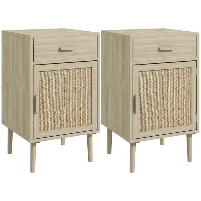 HOMCOM Ensemble de 2 Tables de Chevet avec Fini Chêne Naturel, Façades de Porte en Rotin et Pieds Surélevés. Chaque Table de Nuit Comprend un Tiroir de Rangement, une Armoire à 2 Niveaux avec Tablettes Ajustables et un Dessus Plat, Idéal pour Ranger les Essentiels du Coucher. Parfaites pour les Chambres Ou les Salons, Ces Tables de Nuit Allient Esthétique Bohème et Moderne et Incluent des Sangles Anti-Basculement pour la Sécurité.