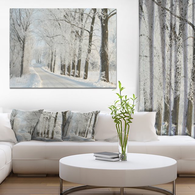 Route d'Hiver dans une Forêt Dense et Brumeuse - Grande Impression sur Toile de Forêt