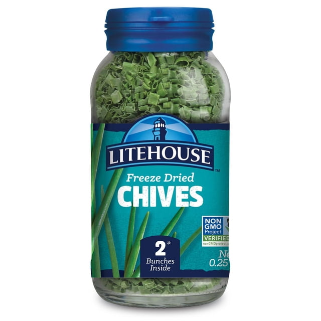 7g Litehouse Ciboulette Lyophilisée dans un Pot en Verre Transparent avec Couvercle Bleu, Contenant de la Ciboulette Verte Finement Hachée, Étiquetée comme Deux Bouquets Frais à l'Intérieur, Idéale pour Assaisonner des Soupes, des Pommes de Terre Cuites, des sauces pour Pâtes, et Souvent Utilisée comme Garniture dans la Catégorie Herbes et Épices Individuelles.