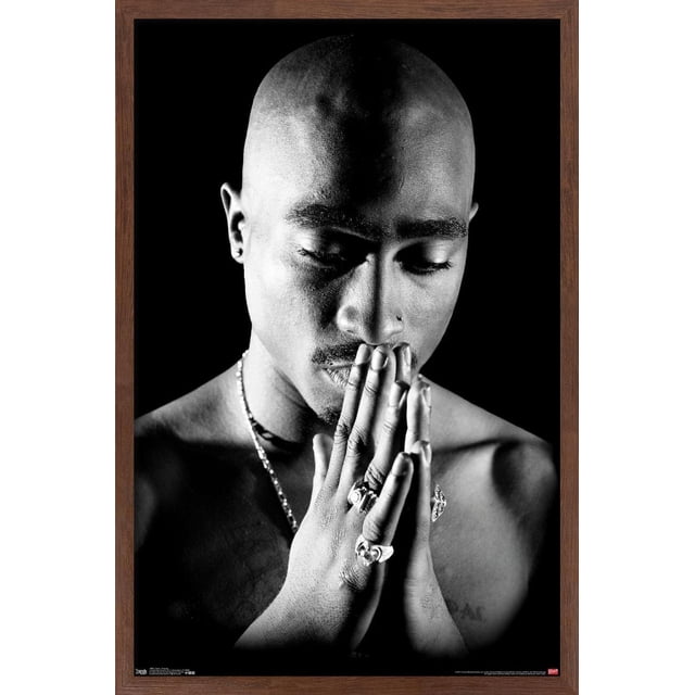 Tupac - Affiche Murale de Prière, 14,725 Po x 22,375 Po, Gros Plan Noir et Blanc d'Une Figurine Sans Chemise avec les Mains Pressées en Prière, Ornée de Multiples Anneaux et d'Un Collier Chaîne, sur Fond Noir Uni et Encadrée en Bois Foncé, Convient à la Décoration Murale de Chambre Ou de Bureau.