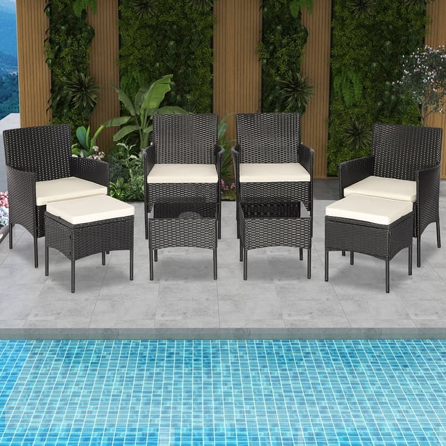 Costway Ensemble de Meubles de Terrasse en Rotin 8 Pcs Canapés Ottomans Table Rembourrée Combinaison Libre, Incluant Quatre Chaises Simples, Deux Ottomans et Deux tables Basses avec Coussins Blanc Cassé. Conçu pour l'Extérieur, l'Ensemble en Rotin Noir Comprend des Accoudoirs Ergonomiques, des Dessus de Table en Verre Trempé et des Coussins Amovibles pour un Entretien Facile. Idéal pour le Bord de la Piscine, le Jardin Ou les Espaces de Patio.