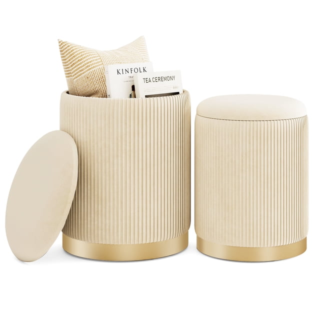 Giantex Ottoman Ensemble de 2, avec Rembourrage en Velours beige aux accents Dorés. Cet Ensemble de Tabourets Gigognes Comprend un Tabouret Plus Grand et Plus Petit, Tous Deux avec Couvercles Amovibles Révélant des Compartiments de Rangement Cachés. le Grand Tabouret a une Capacité de 32 L, Tandis Que le Plus Petit Offre 21 L. les Tabourets Mettent en Valeur une texture Côtelée et des Bords Arrondis, Convenant comme Repose-Pieds, tables d'Appoint Ou Sièges Supplémentaires. Entièrement Assemblé et Polyvalent pour Salons, Chambres Ou Entrées.