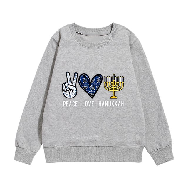 PMVFHDE Liquidation Chandails Molletonnés pour Enfants Imprimé Hanoucca Menorah Chandail Molletonné Chaud à Col Rond Gris, Conçu pour les Filles de 4-5 Ans. le Chandail Molletonné Présente un Graphique « peace Love Hanukkah » avec un Signe de Paix, un Cœur et une Menorah à l'Avant. Fabriqué en Tissu polyester Doux avec Poignets et Ourlet Côtelés pour Confort et Chaleur. Convient aux Tenues Décontractées, aux Fêtes Ou aux Célébrations de Hanoucca.