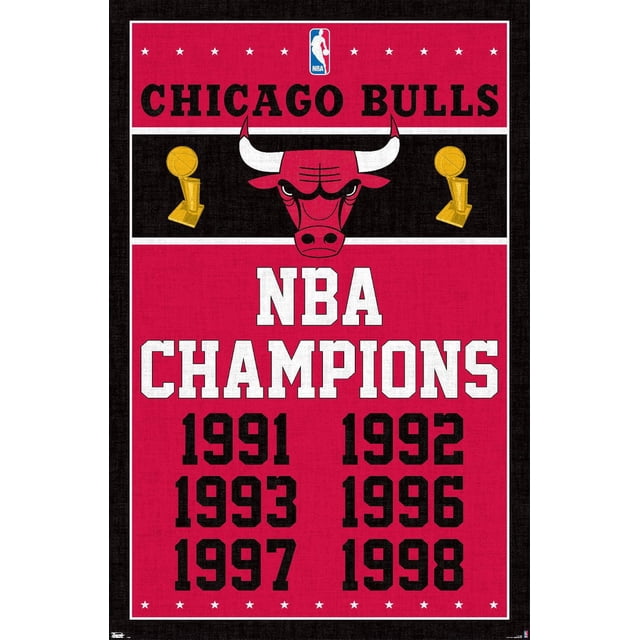 NBA Chicago Bulls - Affiche Murale Champions 13 Présentant un logo des Chicago Bulls Centré avec des Cornes Blanches sur un Fond Rouge et Noir, Encadré de Deux Trophées de Championnat NBA Dorés. l'Affiche Répertorie les Années de Championnat NBA 1991, 1992, 1993, 1996, 1997 et 1998 en Texte Noir et Blanc Audacieux sur Papier d'Affiche Lustré, Convient à l'Art Mural
