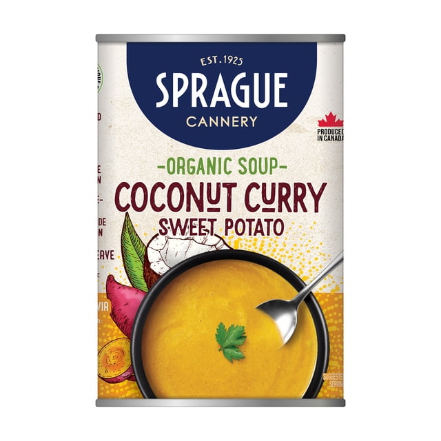 Sprague Soupe au Cari de Noix de Coco Biologique en Conserve avec Étiquette avant Montrant un Bol de Soupe Crémeuse Jaune-Orange Garni d'Une Feuille de Persil et d'Une Cuillère, Mettant en Valeur Ses Qualités Biologiques, Copieuses, Prêtes à Servir et Sa Saveur de Patate Douce, Idéal pour des Repas Santé Rapides.