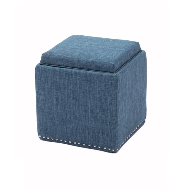 Chase Ottoman en Tissu avec Couvercle à Rabat (Bleu) Est un Banc de Rangement en Tissu Bleu en Forme de Cube avec Dessus Coussiné et Garniture de Clous Argentés, Convient comme Repose-Pieds, table Basse Ou Unité de Rangement pour Salons.